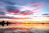 Sonnenuntergang in Heiligenhafen; Strandhusen, Abendlicht, Ostsee, Ostholstein, Schleswig-Holstein, Deutschland