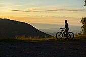 Silhouette des Radfahrers, Poggio Cossato, Biella, Piemont, Italien, Europa