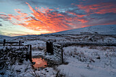 Eine dramatische Winterszene bei Wildboarclough, Nationalpark Peak District, Cheshire, England, Vereinigtes Königreich, Europa