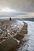 Der trigonometrische Punkt im Winter bei Mam Tor, High Peak, Derbyshire, England, Vereinigtes Königreich, Europa