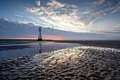 New Brighton Lighthouse spiegelt sich im Sand bei Sonnenuntergang, New Brighton, Cheshire, England, Vereinigtes Königreich, Europa
