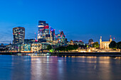 Abendlicher Blick auf den Tower of London, UNESCO-Weltkulturerbe und Stadtbild, London, England, Vereinigtes Königreich, Europa
