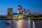 Der Blick auf die Stadt mit Blick auf die Themse bei Nacht, London, England, Vereinigtes Königreich, Europa