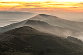 Losehill bei Sonnenaufgang, umgeben von niedrigen Wolken, Peak District, Derbyshire, England, Vereinigtes Königreich, Europa