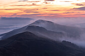 Losehill und The Great Ridge bei Sonnenaufgang, eingehüllt in Wolkeninversion, Derbyshire, England, Vereinigtes Königreich, Europa