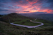 Sonnenuntergang mit Blick auf Rushup Edge und die kurvenreiche Edale Road, Derbyshire, England, Vereinigtes Königreich, Europa