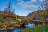 Lastesel Steinbrücke über Watendlath Beck, Watendlath Tarn, Nationalpark Lake District, UNESCO-Weltkulturerbe, Cumbria, England, Vereinigtes Königreich, Europa