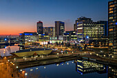 Salford Quays und Media City bei Sonnenuntergang, Salford, Manchester, England, Vereinigtes Königreich, Europa