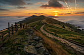 Der Great Ridge bei Sonnenaufgang mit Cloud-Inversion von Mam Tor, Nationalpark Peak District, Derbyshire, England, Vereinigtes Königreich, Europa