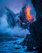 Eine Explosion, die einem Engel ähnelt, erhebt sich aus dem Meer, verursacht durch seltene Naturkräfte, wenn Lava in den offenen Ozean strömt, Hawaii Volcanoes National Park, UNESCO-Weltkulturerbe, Hawaii, Vereinigte Staaten von Amerika, Pazifik