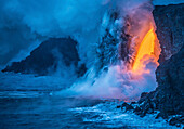 Ein Lavafall ergießt sich aus einer 60 Fuß hohen Lavaröhre, die Hitze und der Druck von supererhitztem Ozeandampf erzeugen mächtige Explosionen, Hawaii Volcanoes National Park, UNESCO-Weltkulturerbe, Hawaii, Vereinigte Staaten von Amerika, Pazifik