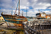 Schiffswracks im malerischen Hafen von Camaret sur Mer, Departement Finistere, Bretagne, Frankreich, Europa