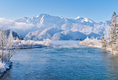 Blick auf die Loisach am Kochelsee im Winter, Kochel am See, Bayern, Deutschland, Europa  