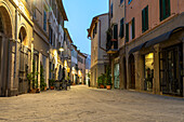 Gasse in der historischen Altstadt am Morgen, Grosseto, Toskana, Italien