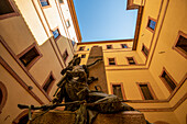 Statue im Innenhof der Universität Siena, historische Altstadt, Unesco-Welterbe, Siena, Toskana, Italien