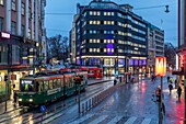 Straßenszene bei Einbruch der Dunkelheit mit der Straßenbahn, Kaisaniemenkatu, Helsinki, Finnland, Europa