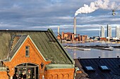Anleiheagentur vor dem Kohlekraftwerk Hanasaari, im Hintergrund ein modernes Hochhaus im Bau, Helsinki, Finnland, Europa