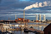 Der Kreuzfahrt- und Frachthafen und der Jachthafen vor dem kohlebetriebenen Elektrizitätswerk Hanasaari, im Hintergrund ein modernes Hochhaus im Bau, Helsinki, Finnland, Europa