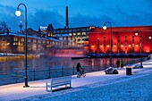 Der Weg der Liebesschlösser, der Tammerkoski-Wasserfall mit seinem Wasserkraftwerk, nächtliche Beleuchtung, Tampere, Finnland, Europa