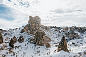 Türkei, Kappadokien, Landschaft mit Schlossberg mit Schnee bedeckt