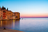 Kroatien, Istrien, Rovinj, Meer und Altstadt in der Abenddämmerung