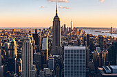 USA, New York City, Empire State Building und Manhattan Wolkenkratzer bei Sonnenuntergang
