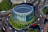 Großbritannien, London, Luftaufnahme des Odeon BFI IMAX-Kinos und des Kreisverkehrs in Waterloo