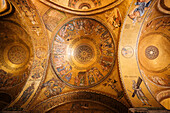 Italien, Venedig, Low Angle View von Mosaiken im Markusdom
