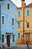 Italien, Venetien, bunte Gebäude in Burano