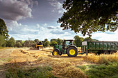 Traktor und Mähdrescher im Feld
