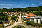 Blick über die Mittelachse von Staatsbad Bad Brückenau zum Fürstenhof, Bayern, Deutschland