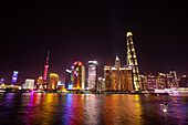 Die Skyline von Shanghai spiegelt sich nachts im Huangpu-Fluss wider