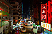 Blick auf den Verkehr auf der Straße bei Nacht, Hongkong