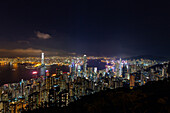 Luftaufnahme des modernen Stadtbildes mit Wolkenkratzer in der Nähe von Victoria Harbour in Hongkong