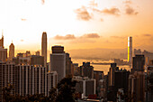 Blick auf das moderne Stadtbild in der Nähe von Victoria Harbour in Hongkong
