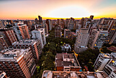 Luftaufnahme des überfüllten Stadtbildes mit Hochhäusern bei Sonnenuntergang