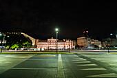 Blick auf den Straßenverkehr mit dem Regierungsgebäude Casa Rosada im Hintergrund