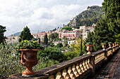 Blick auf Hillside Village von Public Garden Promenade, Taormina, Sizilien, Italien