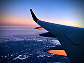 Flugzeugflügel bei Sonnenuntergang