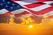Amerikanische Flagge und Sonnenunterganghimmel