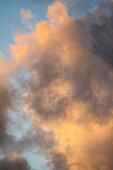 Goldene Kumuluswolken am Himmel bei Sonnenuntergang