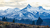 Usa, Wyoming, Park County, Absaroka, malerische Aussicht auf den schneebedeckten Pilot Peak