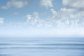 Nebel und weiche Wolken über dem Atlantischen Ozean