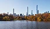 USA, New York, New York City, Midtown Manhattan Wolkenkratzer gesehen über den Teich im Central Park