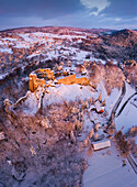 Polen, Karpatenvorland, Odrzykon, Luftaufnahme der Burgruine Kamieniec im Winter