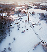 Polen, Karpatenvorland, Odrzykon, Luftaufnahme des Dorfes im Winter