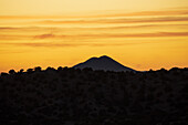 Spätes Abendlicht über den Cerrillos, vom Galisteo Basin Preserve, Lamy, NM, Usa