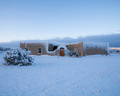 Usa, New Mexico, Santa Fe, Haus im Adobe-Stil im Winter mit Schnee bedeckt