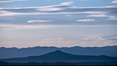 USA, Santa Fe, New Mexico, El Dorado, Landschaft mit Bergen und diesigem Himmel