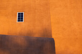 Usa, New Mexico, Santa Fe, Yellow walls of Adobe style house with window